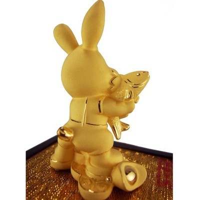 戴迪斯丹絨沙金工藝禮品擺件 年年有余元寶兔的鑒賞與價(jià)值探析